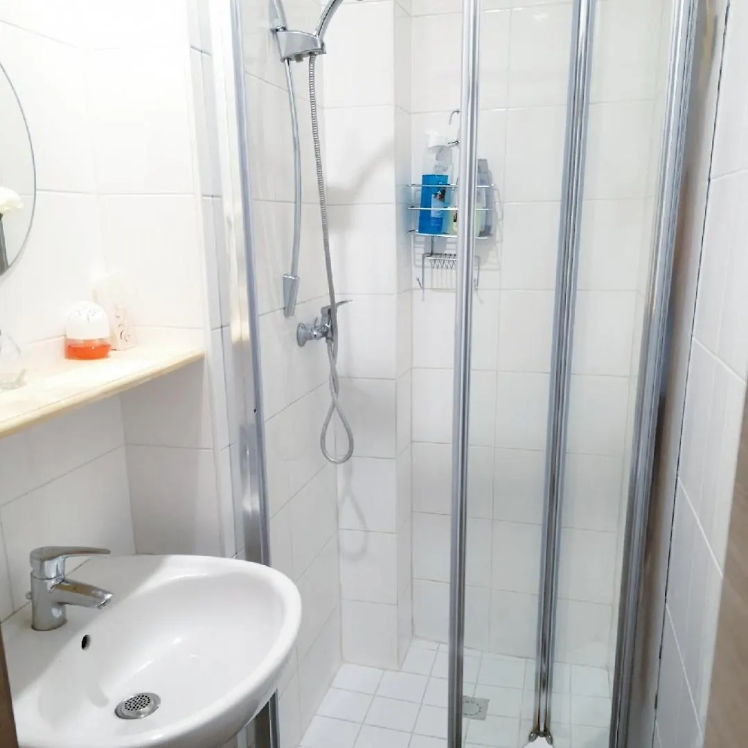 A Private Room For Backpacker Share Bathroom Brüssel